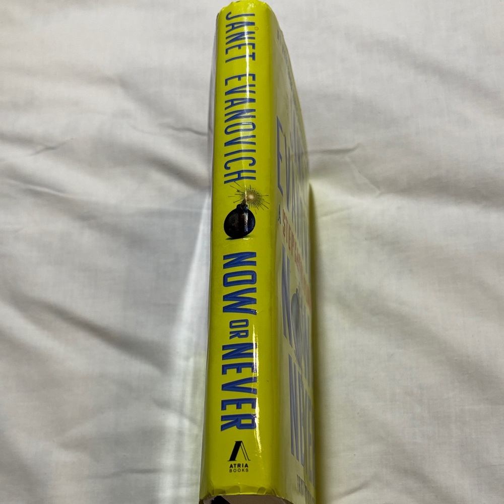 'Now or Never' Hardcover Book by Janet Evanovich EUC - Picture 3 of 3
